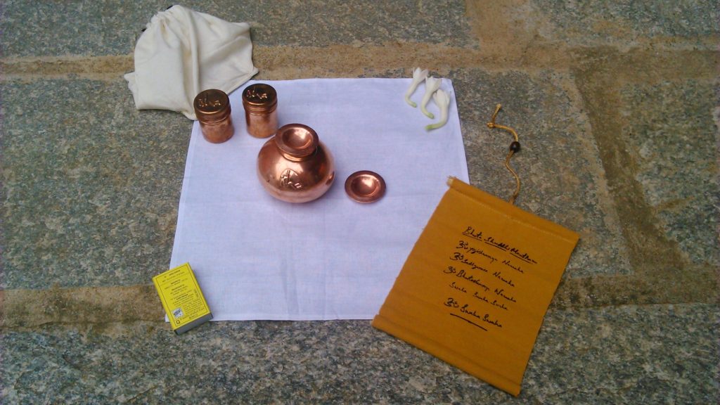 Bild des Bhuta shuddhi Kits, das für die Isha Yoga Praxis aufgestellt wurde